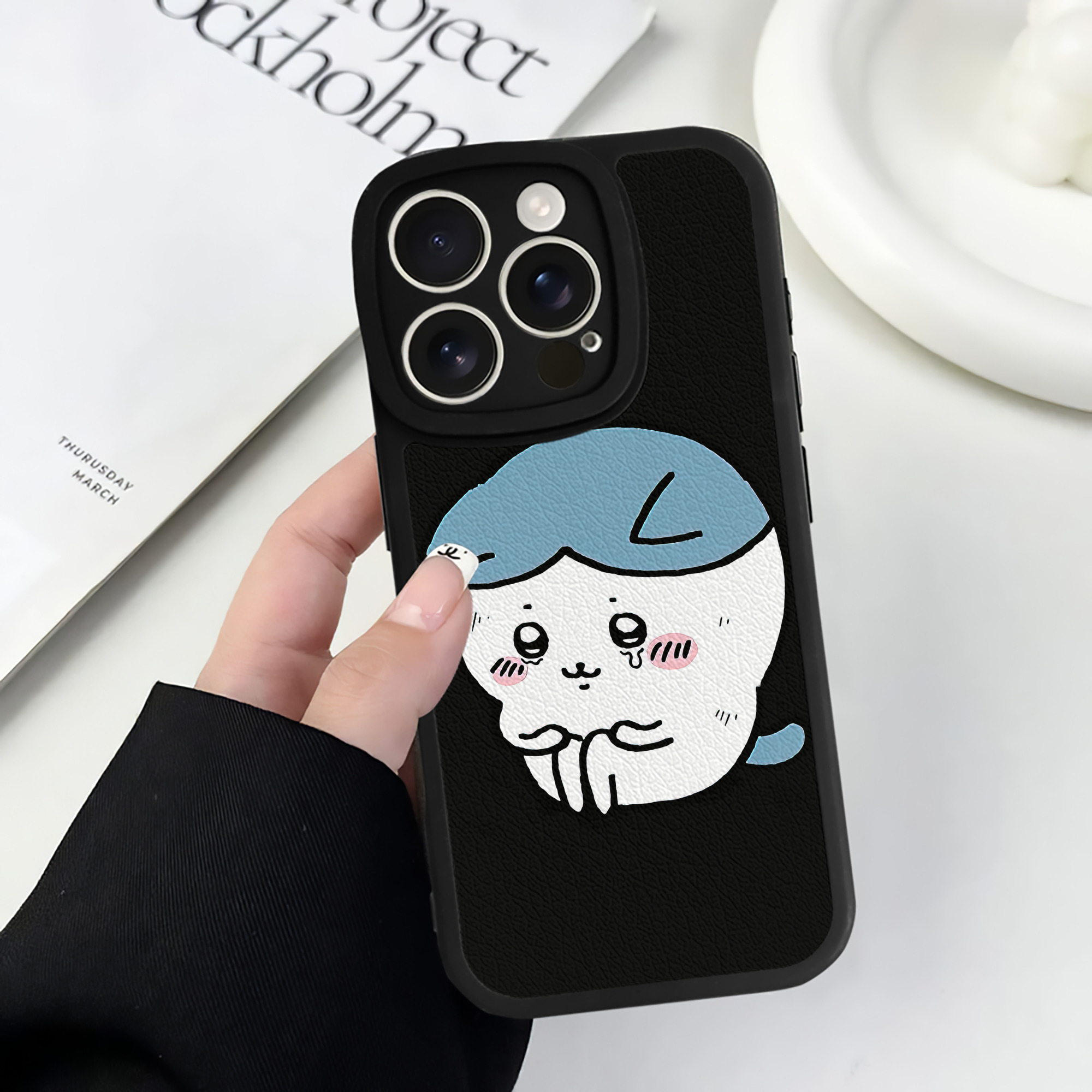 （画像用） ちいかわ ハチワレ Chii-kawa hachiware 【iPhone 16シリーズ対応】シリコンスマホケース（レザー調） 材質：シリコン